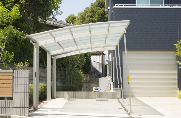 お客様の大切なお車を守るカーポートの設置するエクステリア工事 | 京都の屋根工事なら確かな技術力の通山板金工業